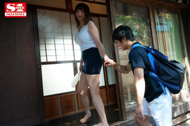 Anh chàng dam dang cu khi nhìn trộm em họ "đi ngoài" với chồng