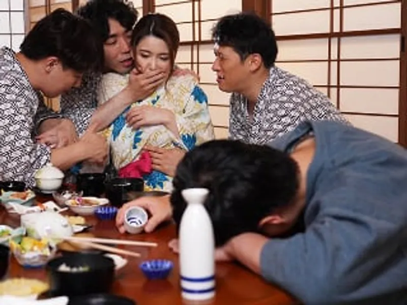 đưa vợ yêu đi suối nước nóng, gã chồng không biết vợ bị người khác chịch sấp mặt