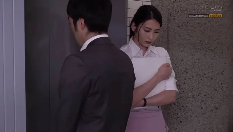 Em thư ký cam chịu bị tiền bối bắt vào nhà trọ phục vụ đối tác