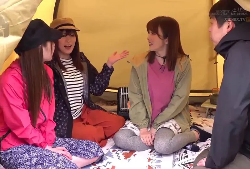 Chuyện lạ đời, người chồng thay cô vợ đi cắm trại với mấy cô bạn của vợ yêu ở khu phố…