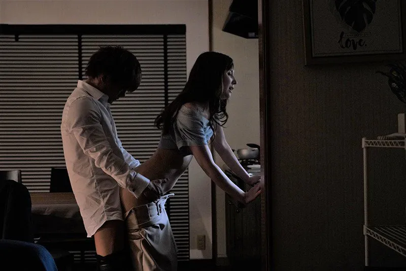 Sếp đi công việc, cậu nhân viên đến nhà nắc người vợ ông ấy