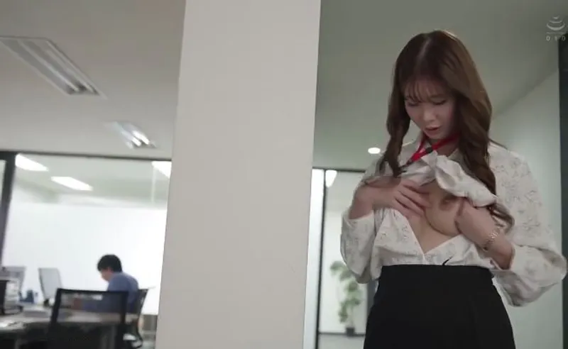 Bí ẩn của cô nhân viên vẻ ngoài chỉn chu nghiêm nghị, hóa ra lại là "nữ hoàng dâm đãng" đích thực.